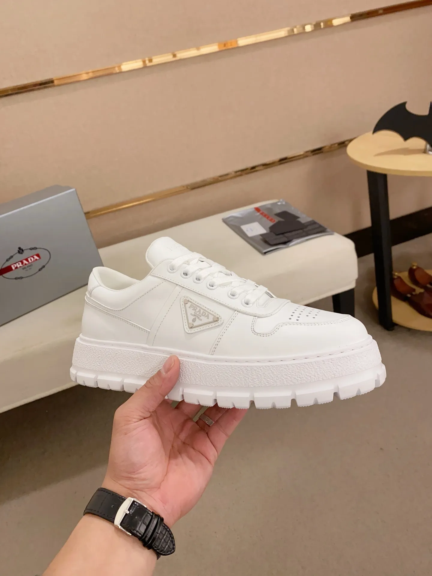 Men's shoes💰 620💰 ✔️✔️✔️Higher version High-quality new PRADA counters are launched simultaneously. The new men's shoes and 😘fabrics are selected from first-layer cowhide and are made by pure handicrafts. Lining: Full cowhide lining. 👍🏿 High-end ☄️ air-cushion molded anti-slip rubber outsole, exquisite lines, simple and elegant, comfortable and high-end for leisure travel. Code number: 38 to 44